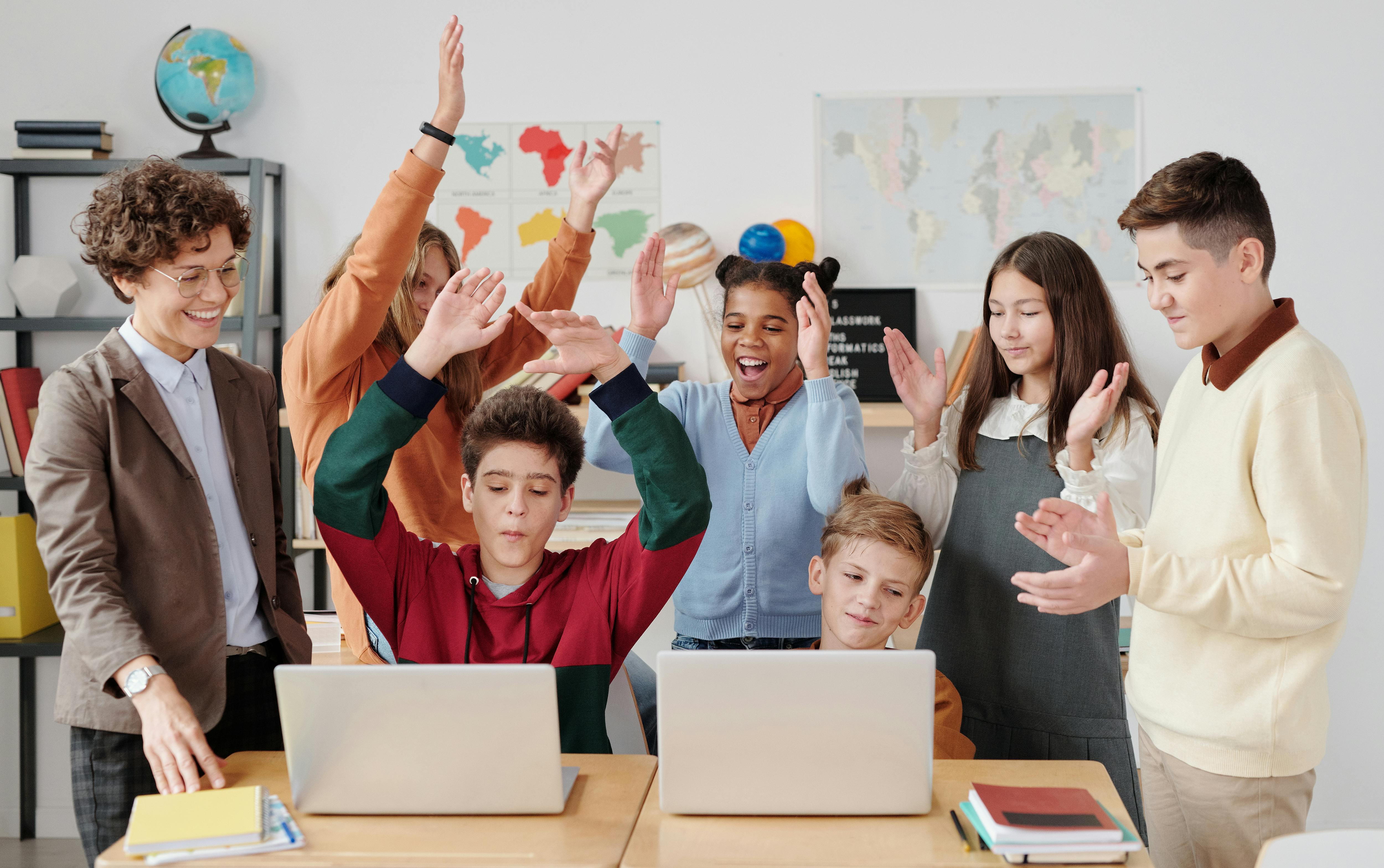 Schülerinnen und Schüler nutzen digitale Geräte bewusst zum Lernen